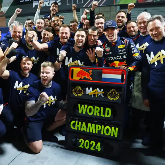 1:43 RB20 Wereldkampioen Max Verstappen 2024 – Schaalmodel – Red Bull Racing | Verstappen.com