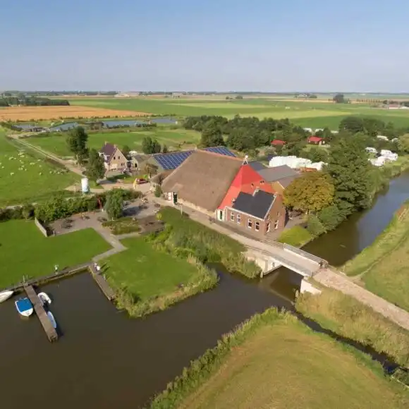 Prachtig gelegen groepsaccommodatie voor 22 personen met vrij uitzicht, aan viswater | vakantiehuis Vlieland | HeerlijkeHuisjes