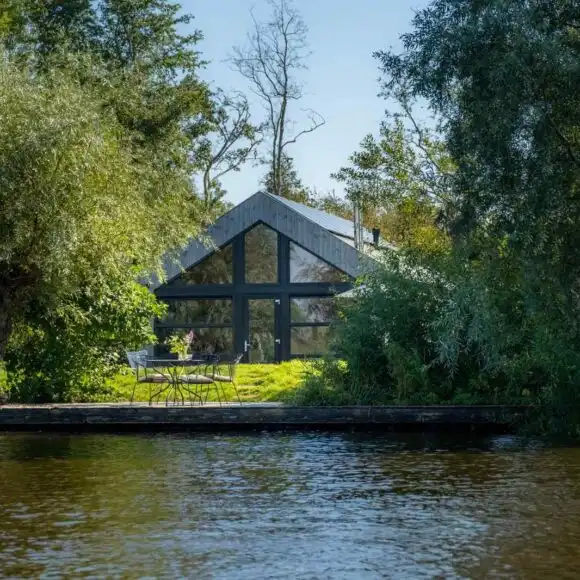 Prachtig 6 persoons chalet aan het water gelegen in Friesland | vakantiehuis Ameland | Heerlijke Huisjes