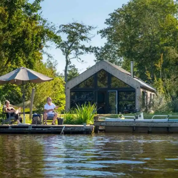 Prachtig 6 persoons waterlodge aan het water gelegen in Friesland | vakantiehuis Ameland | Heerlijke Huisjes